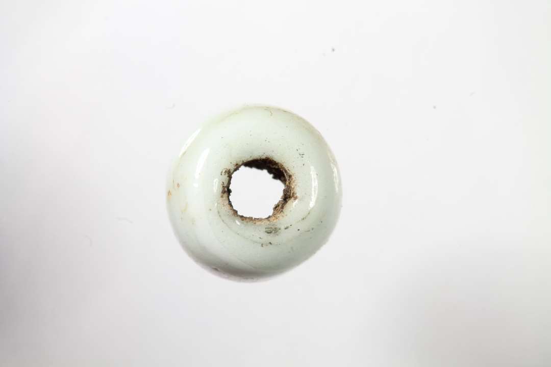 Cylindrisk, uigennemsigtig, hvidgr� glasperle