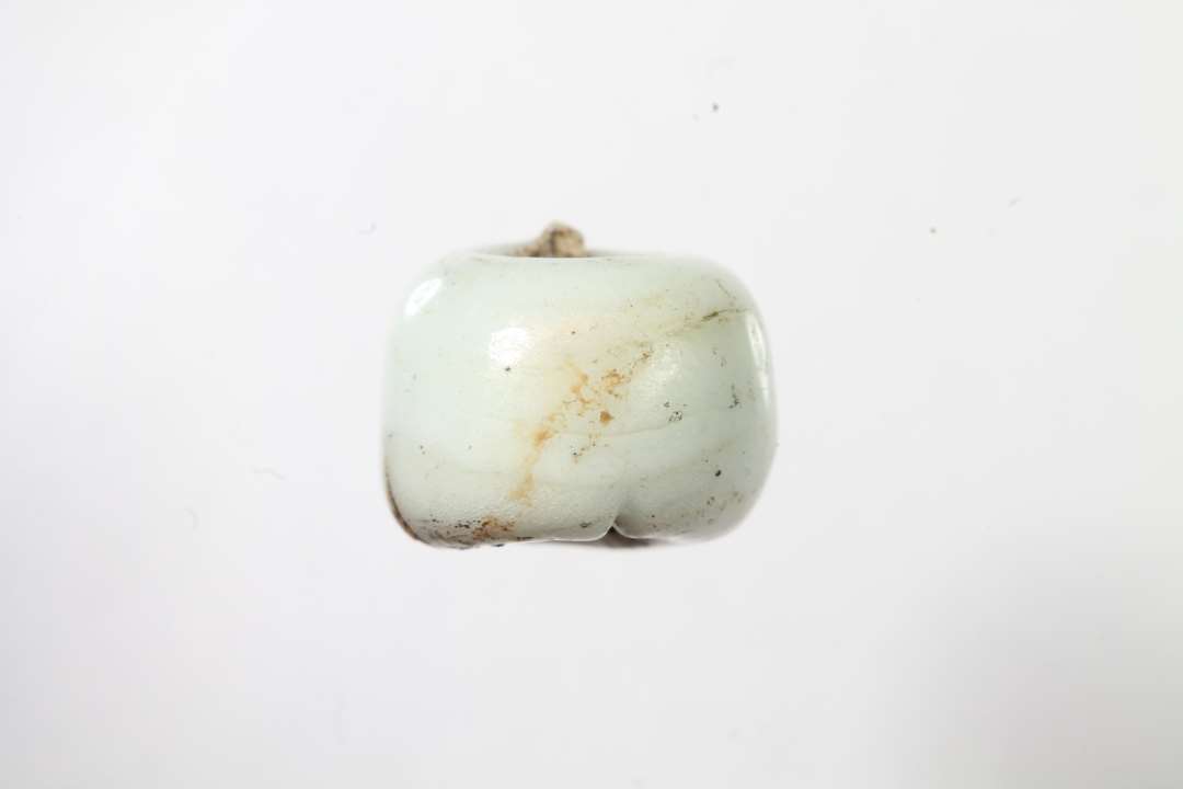 Cylindrisk, uigennemsigtig, hvidgr� glasperle