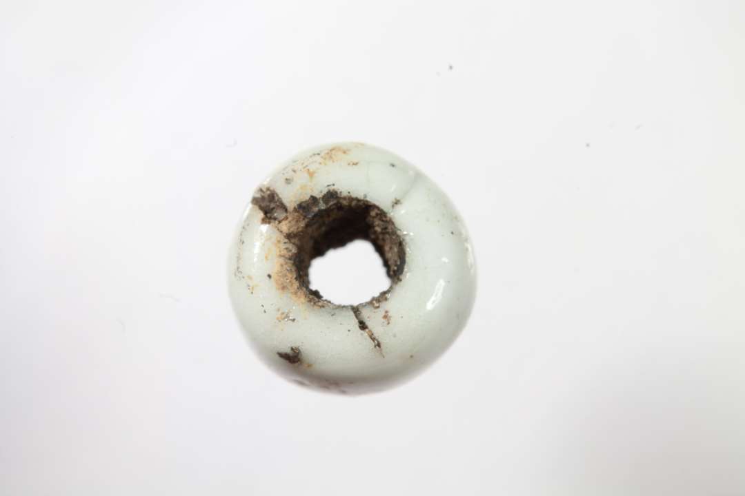 Cylindrisk, uigennemsigtig, hvidgr� glasperle