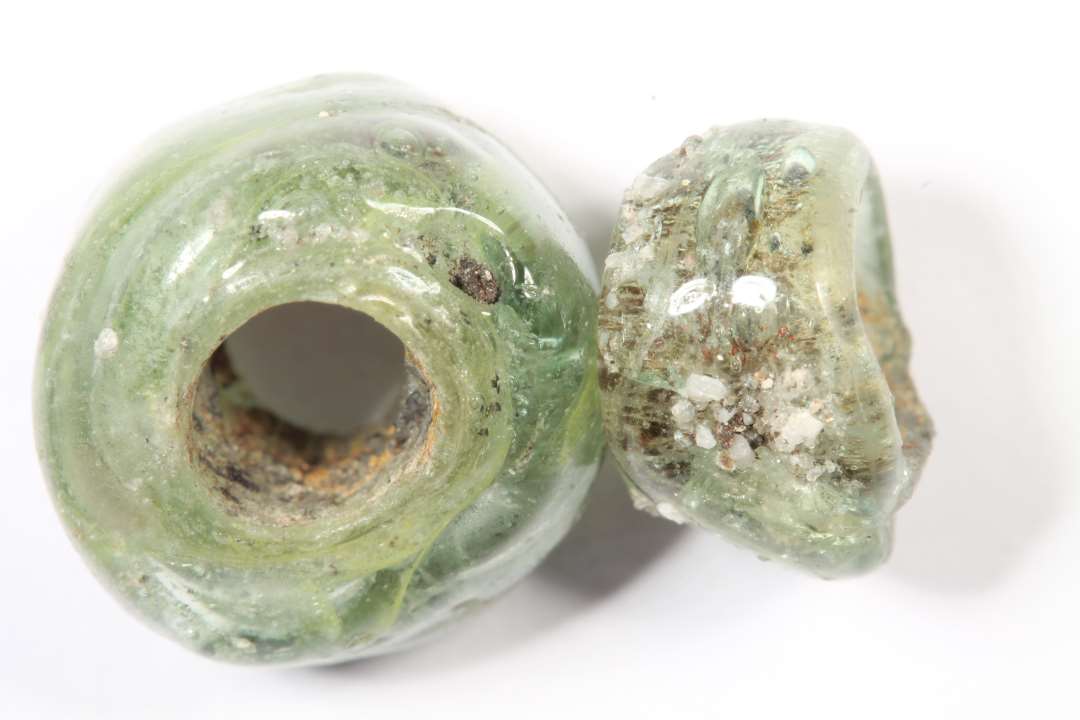 To ureglem�ssige, gennemsigtige, klart gr�nne/gule, af grumset glasmasse, amat�rperler! Diameter: 1 og 1,3 cm.