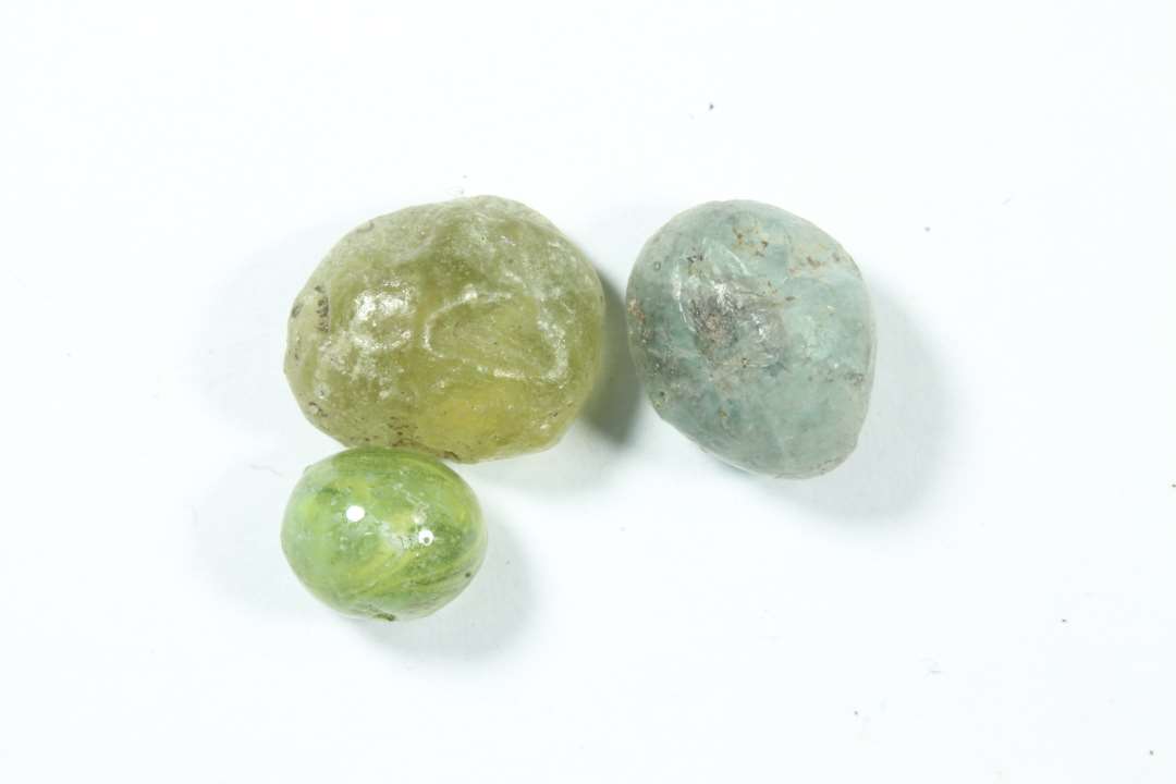 3 dr�ber. Gennemsigtige, klare, gr�nlige, flere nuancer