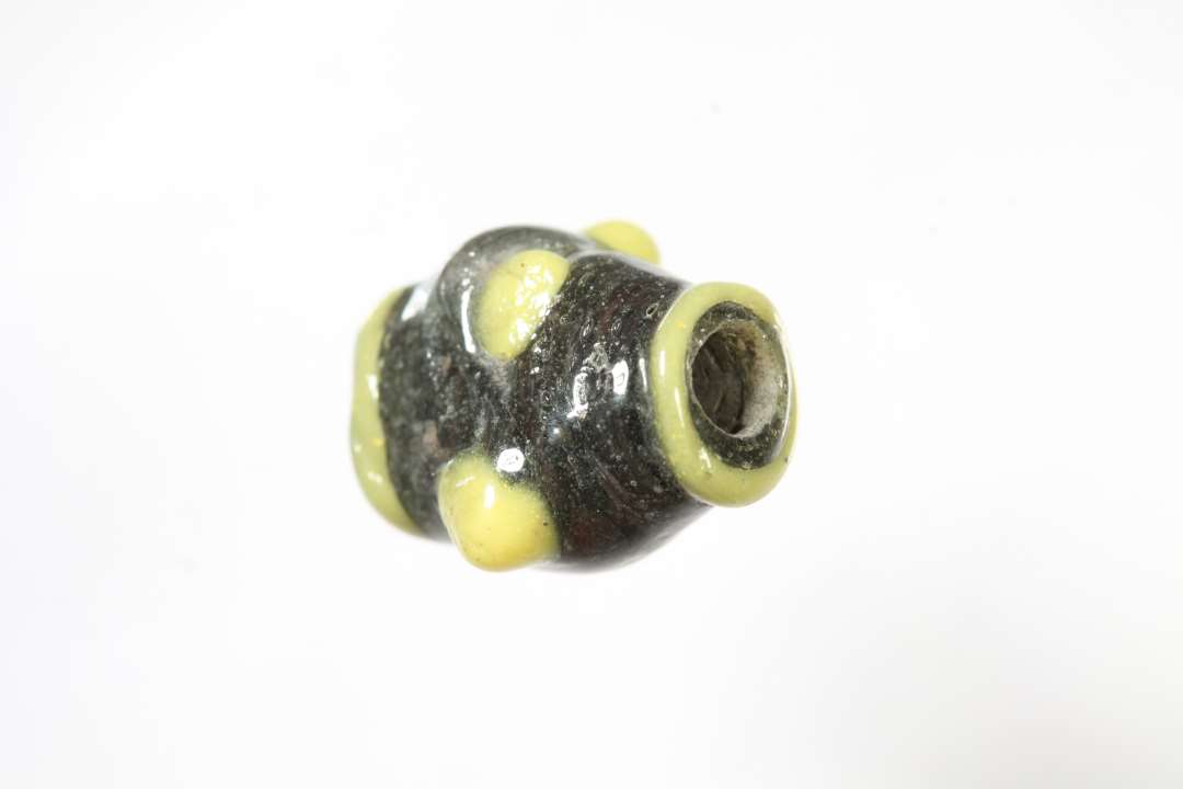 Dobbeltkonisk hvepsevorteperle, uigennemsigtig, sort med gult. St�rste m�l: 1,1 cm.