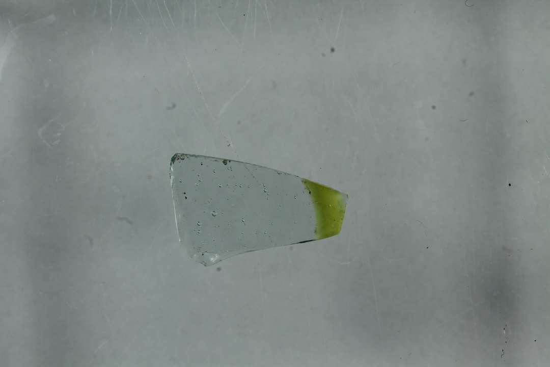 Sidesk�r svagt gr�n. Dekoration gul tr�d. Tykkelse 0,70 mm. Sk�rst�rrelse 12 mm.