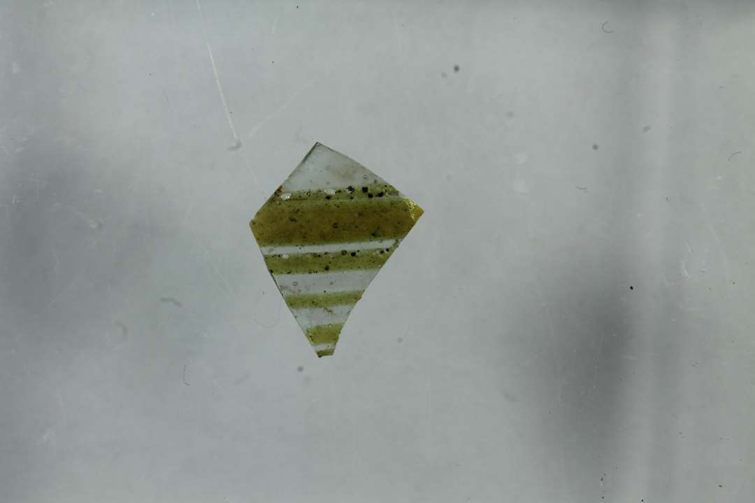 Sidesk�r, tykkelse: 0,85, svagt gr�n med gule p�lagte lister. Sk�rstr.: 1,2 cm. 4 gule tr�de