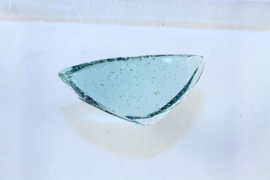 Bund fra tragtb�ger, tykkelse: 4 mm., diameter: 2,5 cm., svagt gr�n, sk�rstr.: 2,35mm