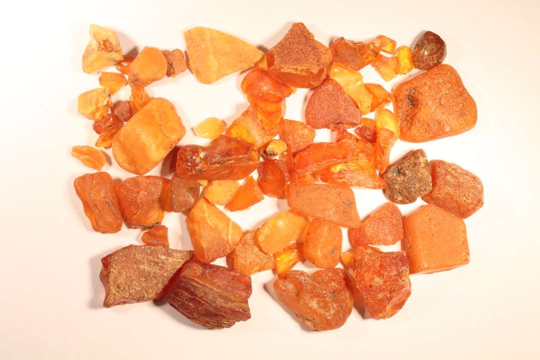 68 stykker uforarbejdet rav af �rte til hasseln�ddest�rrelse