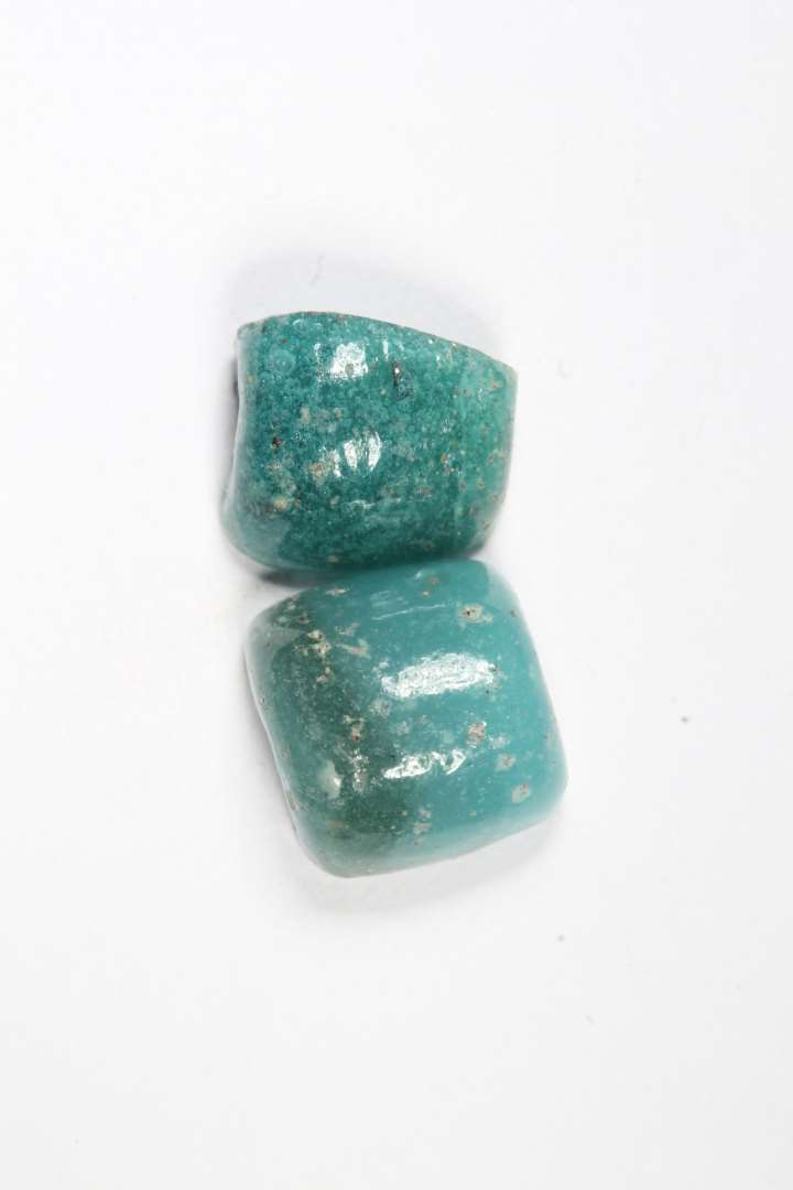 To fragmenter af cylindriske, uigennemsigtige, gr�nne glasperler. St�rste m�l: 0,8 cm.