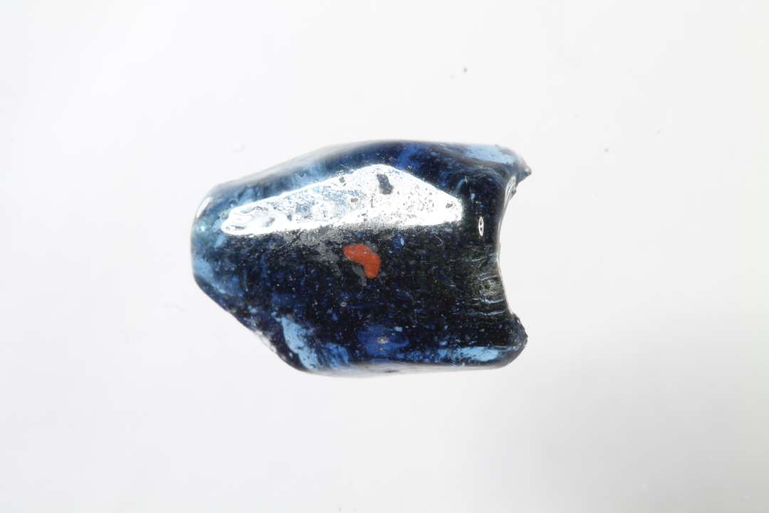 Tre halve polyhydride, polyedriske gennemsigtige bl� glasperler med r�dt