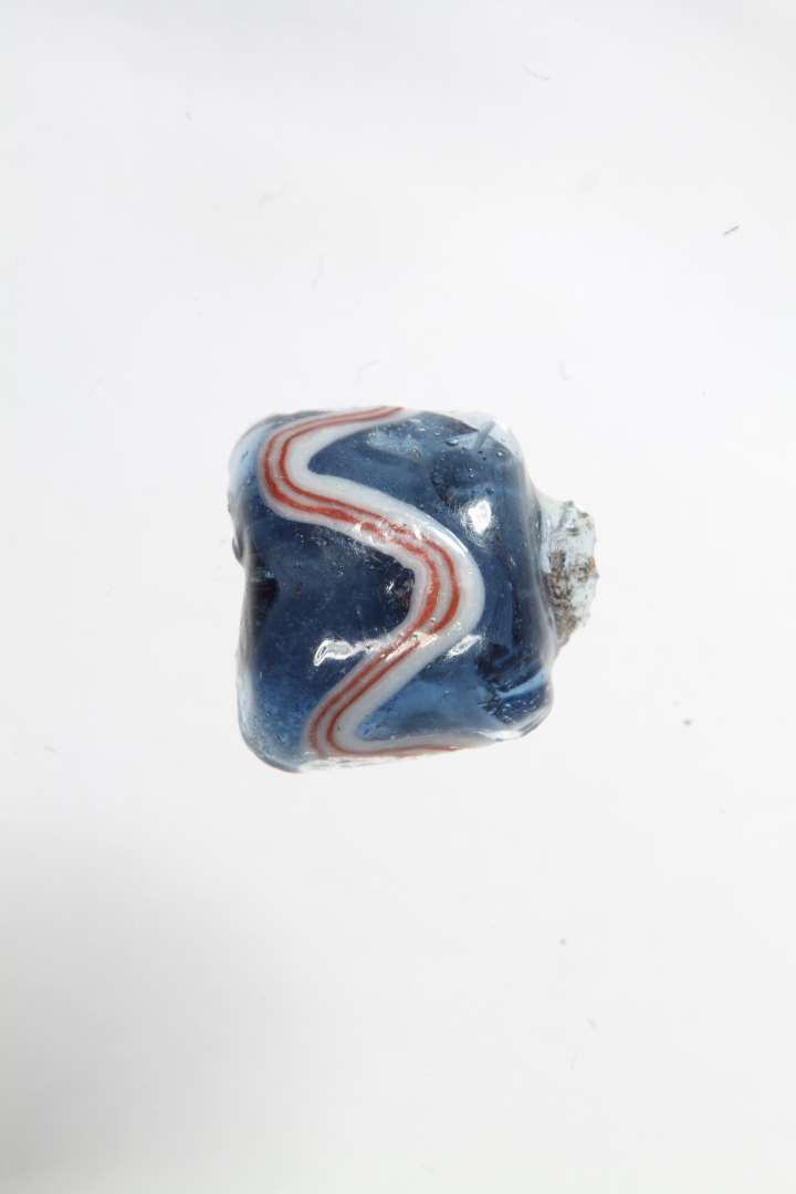 Halv cylindrisk ribeperle, gennemsigtig bl� med r�dt og hvidt