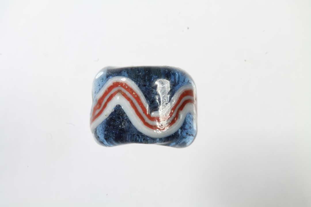 Halv cylindrisk ribeperle, gennemsigtig bl� med r�dt og hvidt