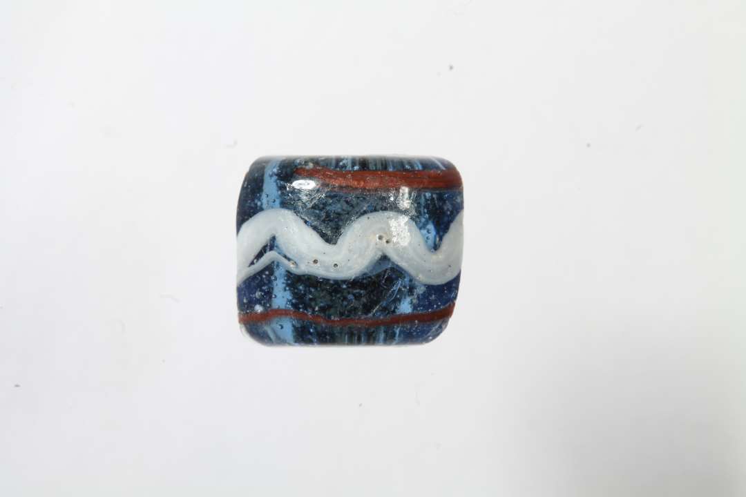 Halv cylindrisk ribeperle, gennemsigtig bl� med r�dt og hvidt