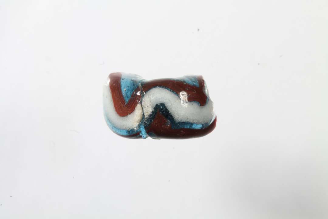 Halv cylindrisk ribeperle, gennemsigtig bl� med r�dt og hvidt