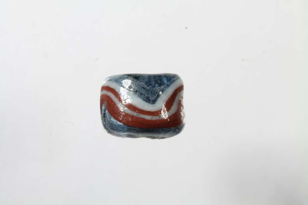 Halv cylindrisk ribeperle, gennemsigtig bl� med r�dt og hvidt