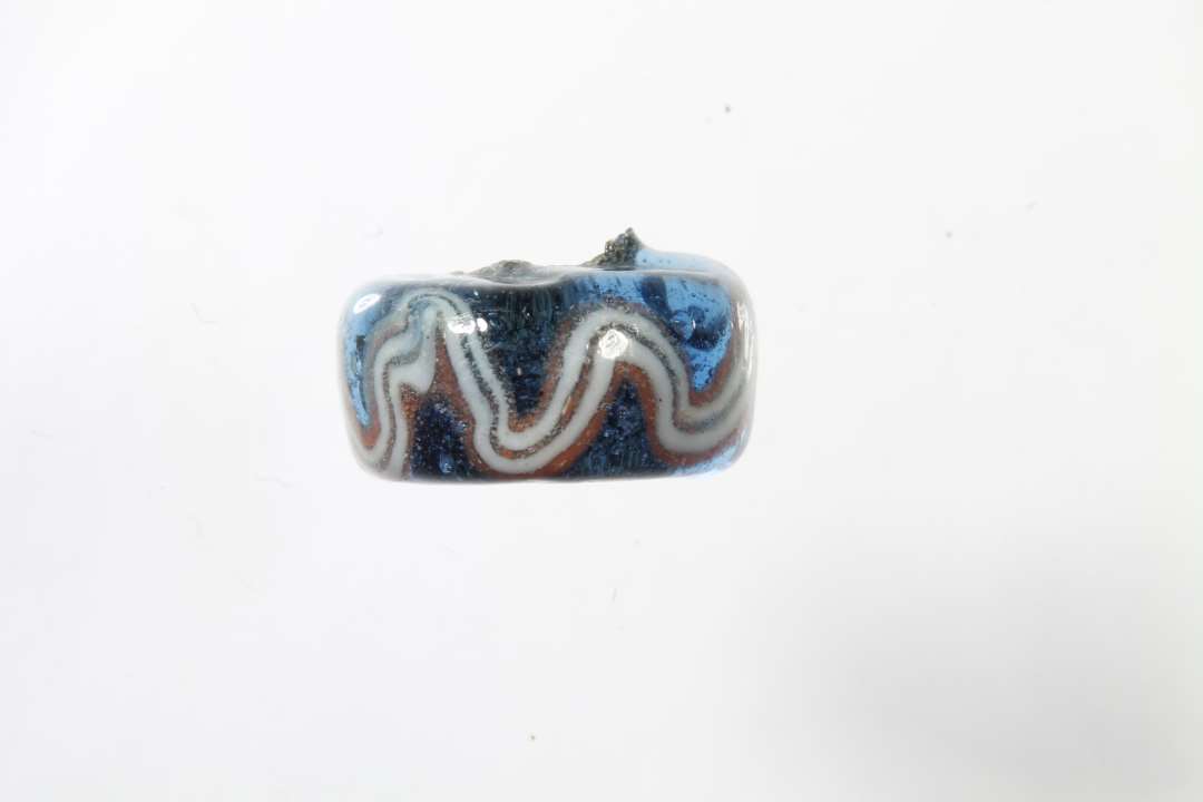 Halv cylindrisk ribeperle, gennemsigtig bl� med r�dt og hvidt