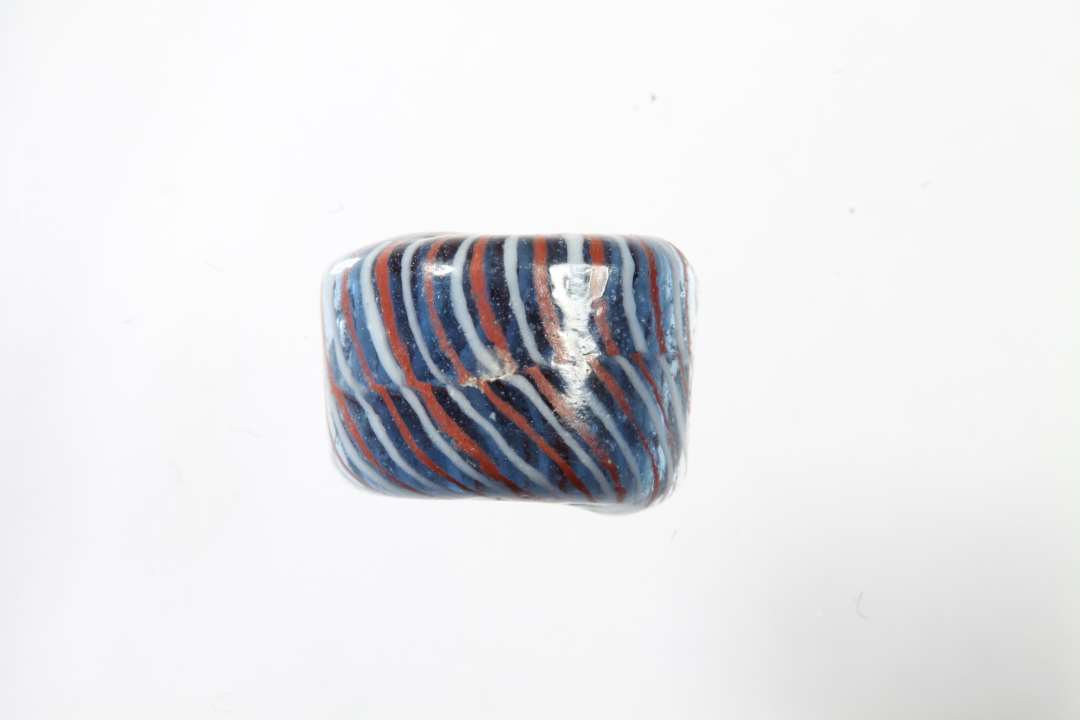 Halv cylindrisk ribeperle, gennemsigtig bl� med r�dt og hvidt