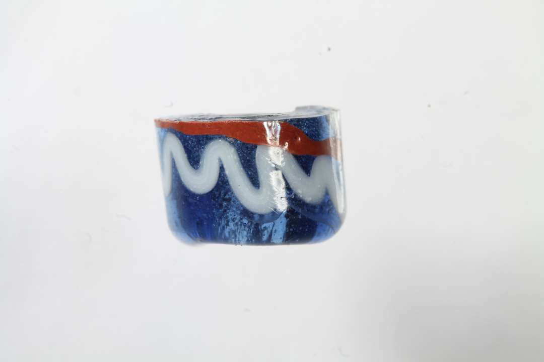 Halv cylindrisk ribeperle, gennemsigtig bl� med r�dt og hvidt