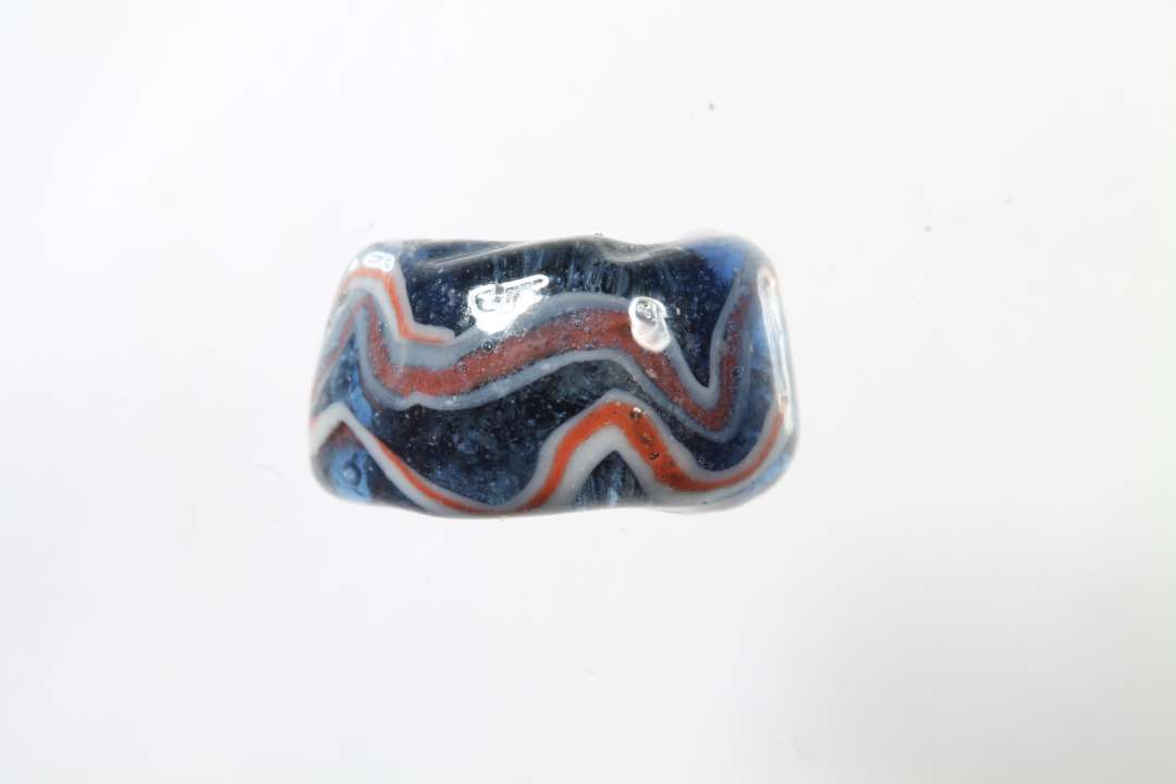 Halv cylindrisk ribeperle, gennemsigtig bl� med r�dt og hvidt