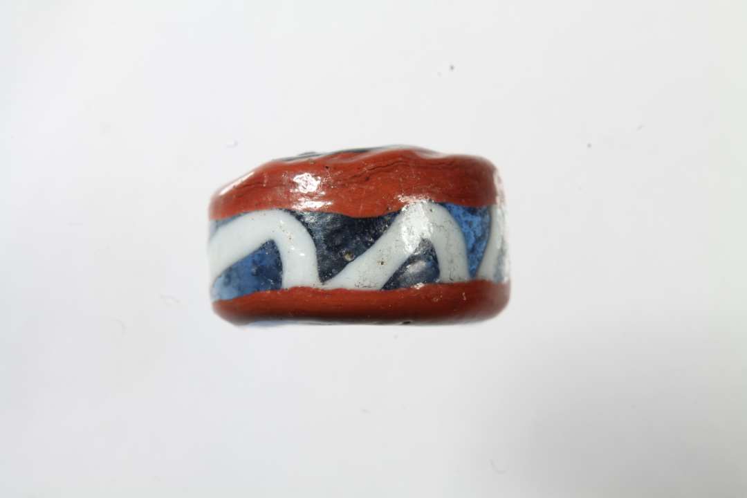 Halv cylindrisk ribeperle, gennemsigtig bl� med r�dt og hvidt