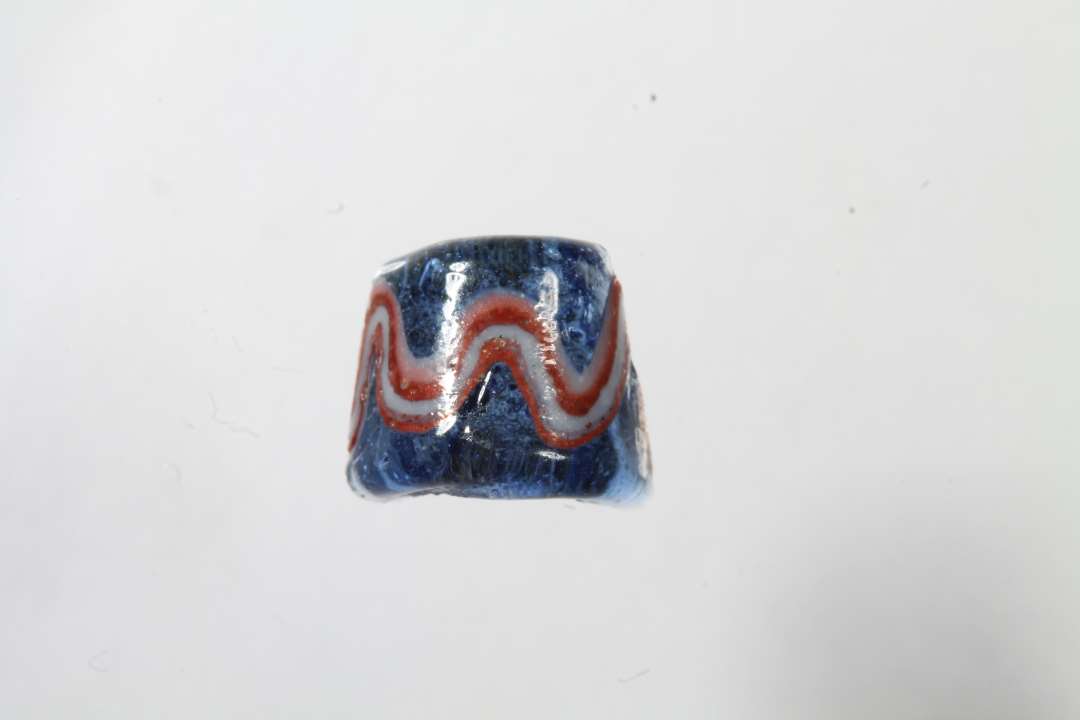 Halv cylindrisk ribeperle, gennemsigtig bl� med r�dt og hvidt