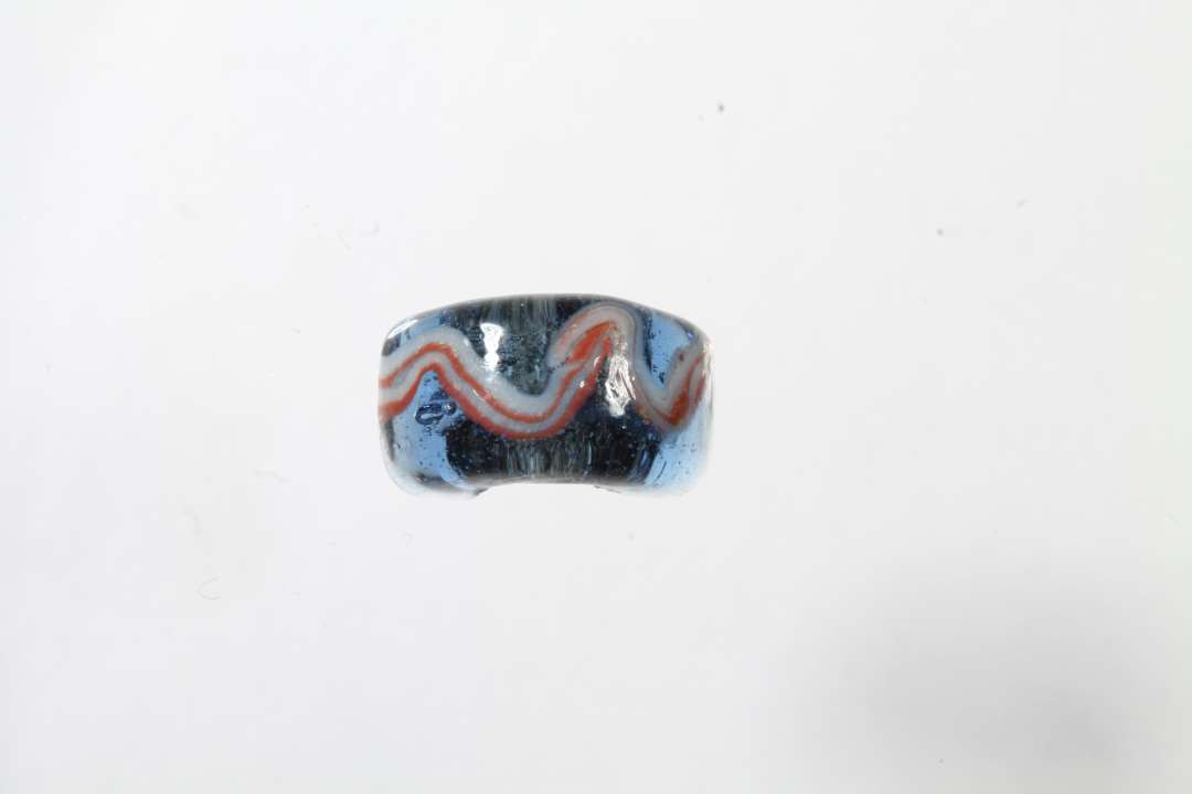 Halv cylindrisk ribeperle, gennemsigtig bl� med r�dt og hvidt