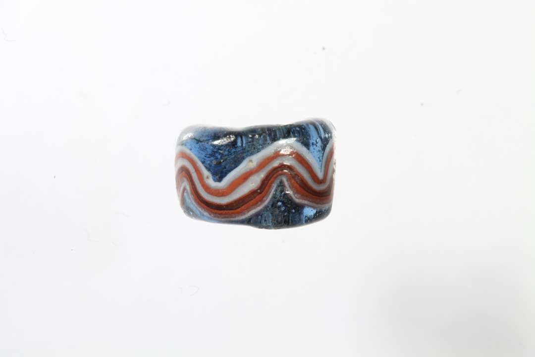 Halv cylindrisk ribeperle, gennemsigtig bl� med r�dt og hvidt