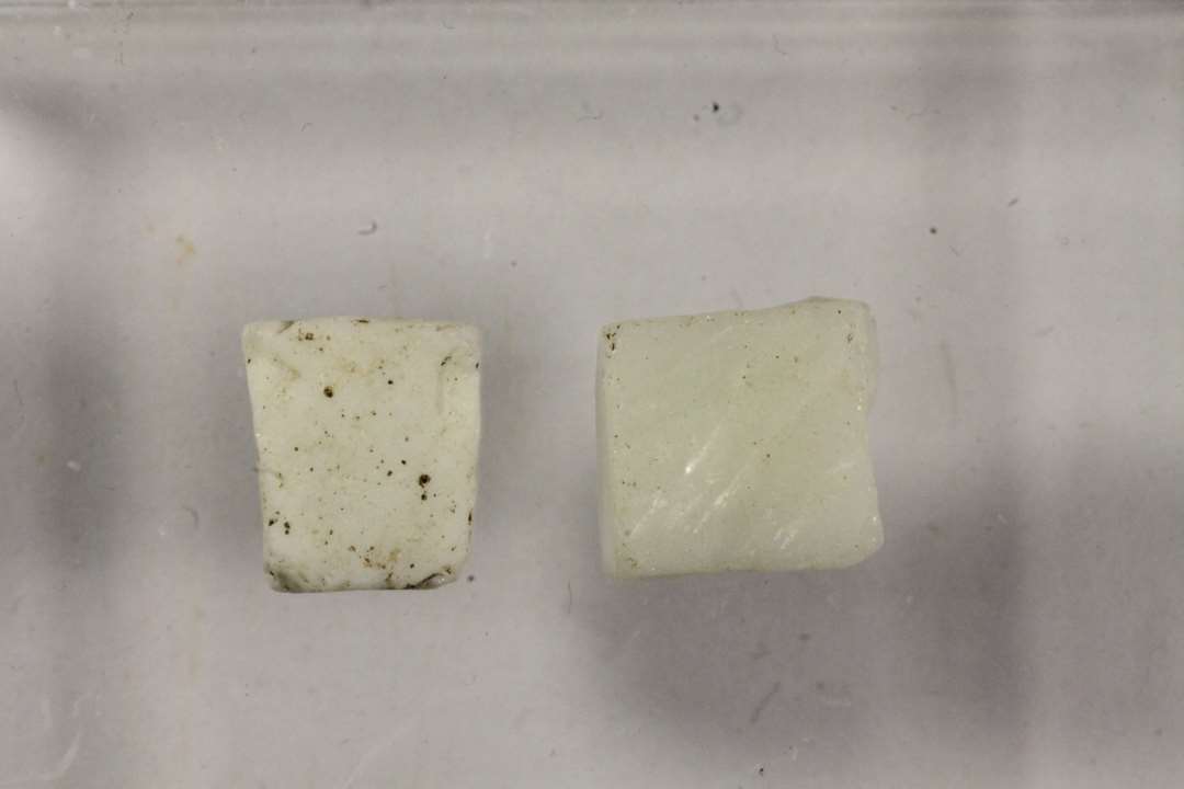 Tessera, uigennemsigtig hvidgr�, 2 stk.