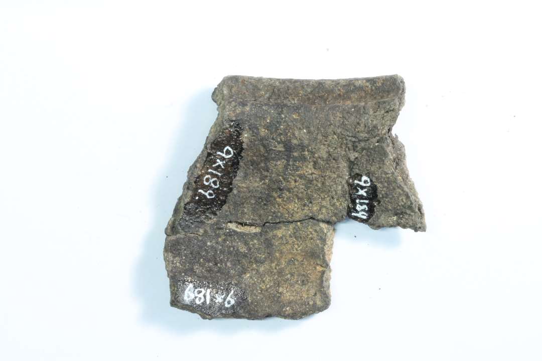 Fire randsk�r, heraf 3 stk. limet sammen, og et sammenlimet med to bugsk�r, x189. Sammenh�rende med randsk�r x218 og bugsk�r x189 og x218. 