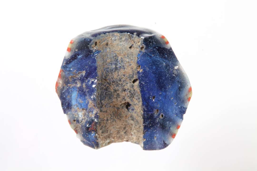 Halv dobbeltkonisk, stor  ribeperle. gennemsigtig bl� med r�dt, hvidt og gult. diameter: 1,6 cm.