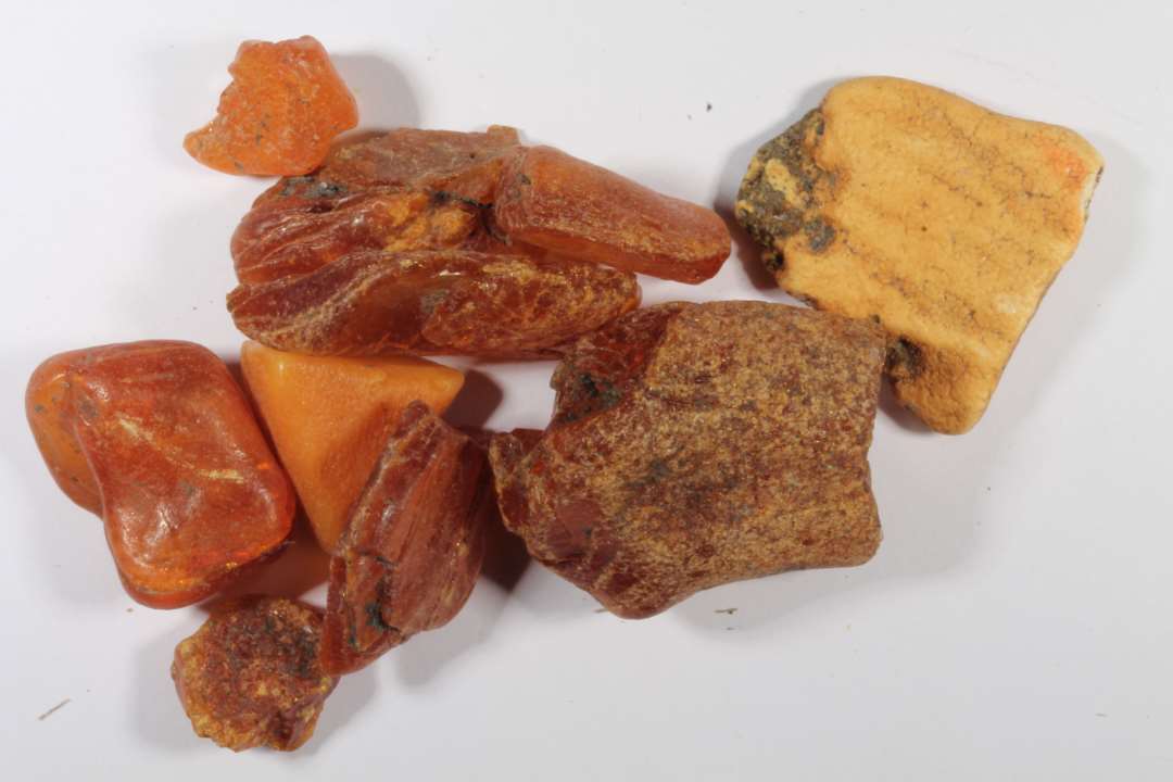 10 stykker uforarbejdet rav af �rte til valn�ddest�rrelse