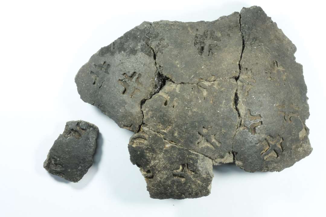 143 bugsk�r, heraf 8 dekoerede med furer, to stempelindtryk, indstik og furer. et af sk�rene med stempelindtryk er sammenlimet med x363, x374, x392