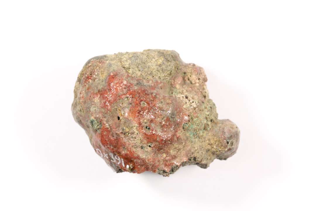 Digle. Bundsk�r med tap. Komplet nedre halvdel. Bronzekorrosion. H�jde: 3,4 cm., diameter: ca 3 cm.