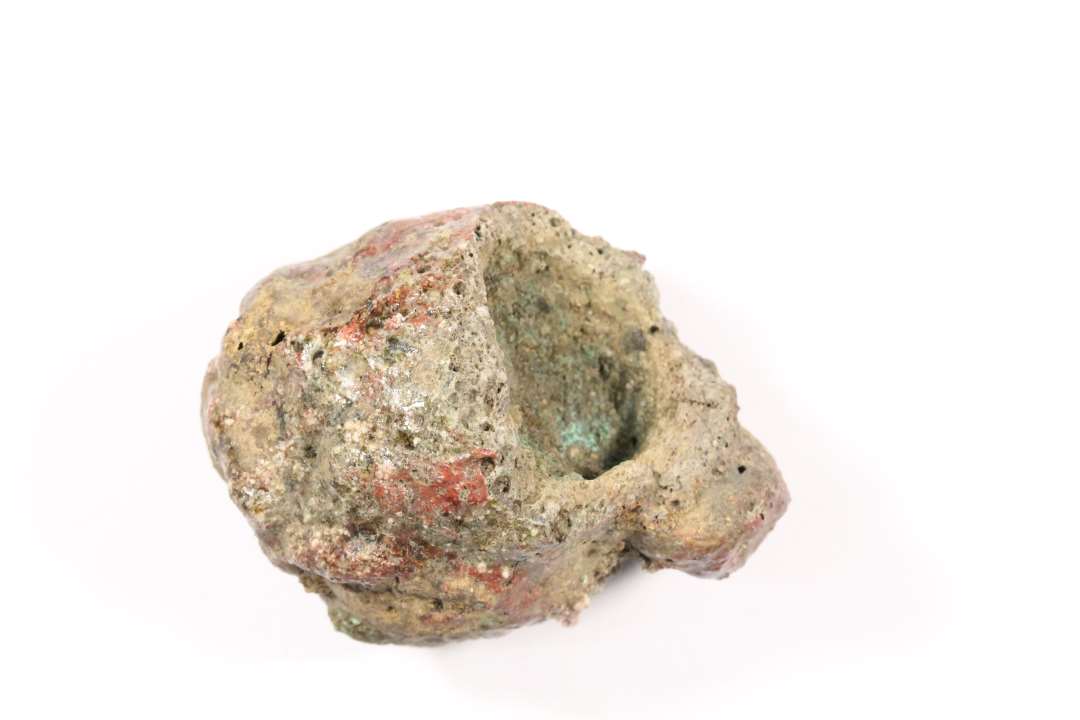 Digle. Bundsk�r med tap. Komplet nedre halvdel. Bronzekorrosion. H�jde: 3,4 cm., diameter: ca 3 cm.