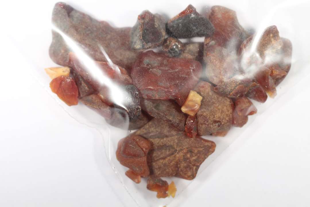 44 stumper uforarbejdet rav. Fra nupsen�lehoved til valn�dst�rrelse 