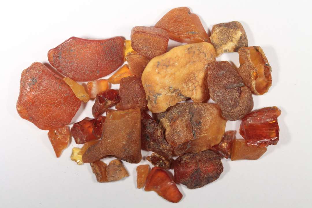 39 stykker uforarbejdet rav. Nipsen�lehoved til valn�dst�rrelse