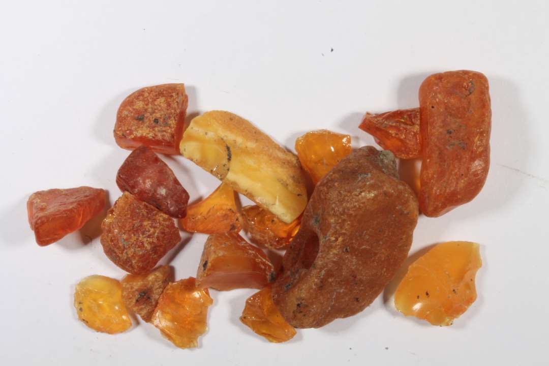 17 stykker uforarbejdet rav af nipsen�lehoved til hasseln�ddest�rrelse