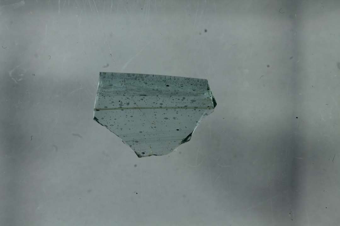 Randsk�r, omsl�et ind, type d, tykkelse: 1,25 mm., randdiameter: 10,5 cm., svagt gr�n. Sk�rst�rrelse: 1,3 cm., randtykkelse: 2,85 mm.