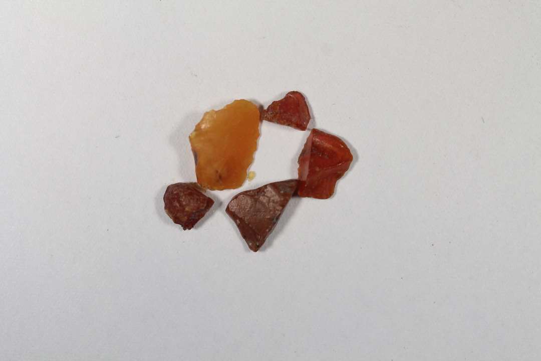 Fem stumper uforarbejdet rav. nipsen�lehved og �rtest�rrelse