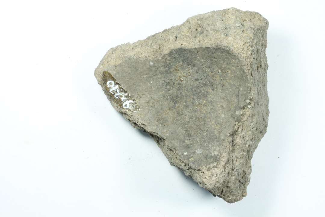 Fragment af kegleformet op til�2,7cm tyk lergenstand, med dyb lodret fure p� ydersiden.