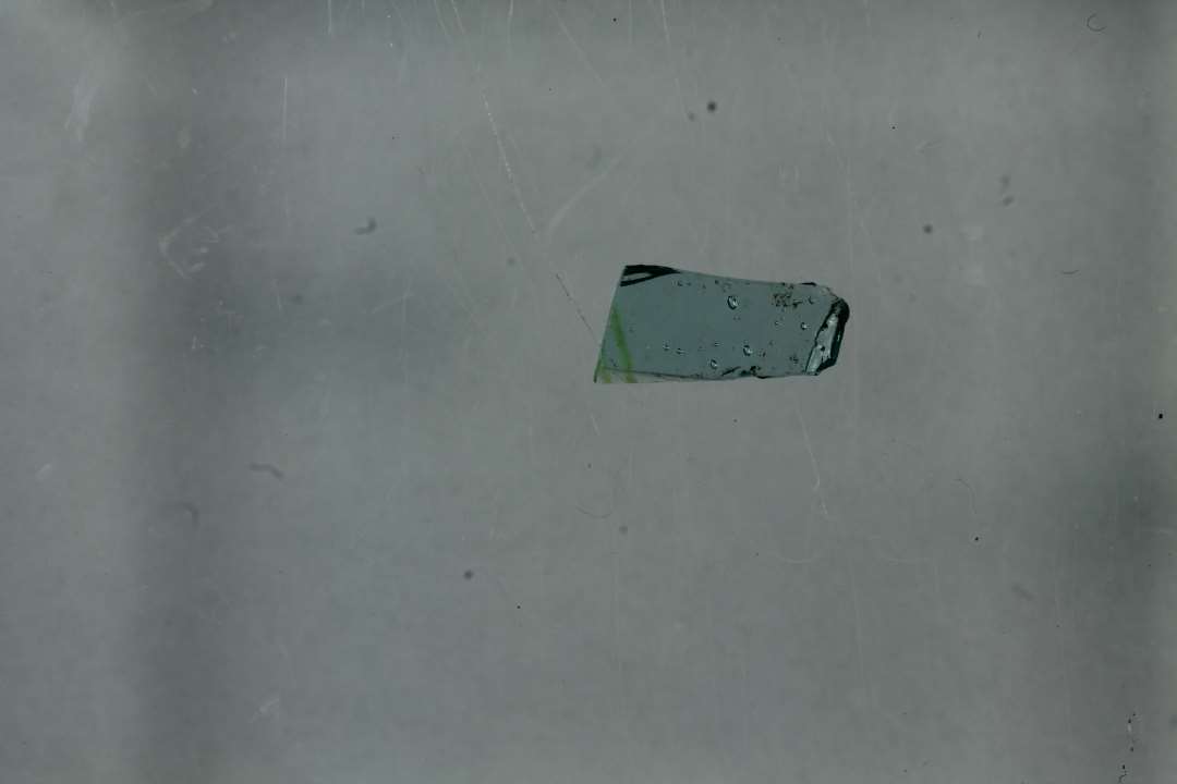 Sidesk�r, tykkelse: 1,05 mm., turkis-bl�gr�n med gule p�lagte lister, sk�rstr.: 0,8 cm. To tynde, gule tr�de