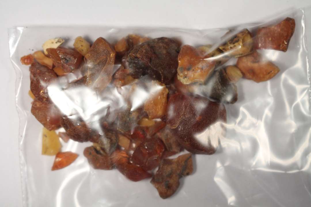 134 stykker rav af nipsen�lehoved til valn�ddest�rrelse