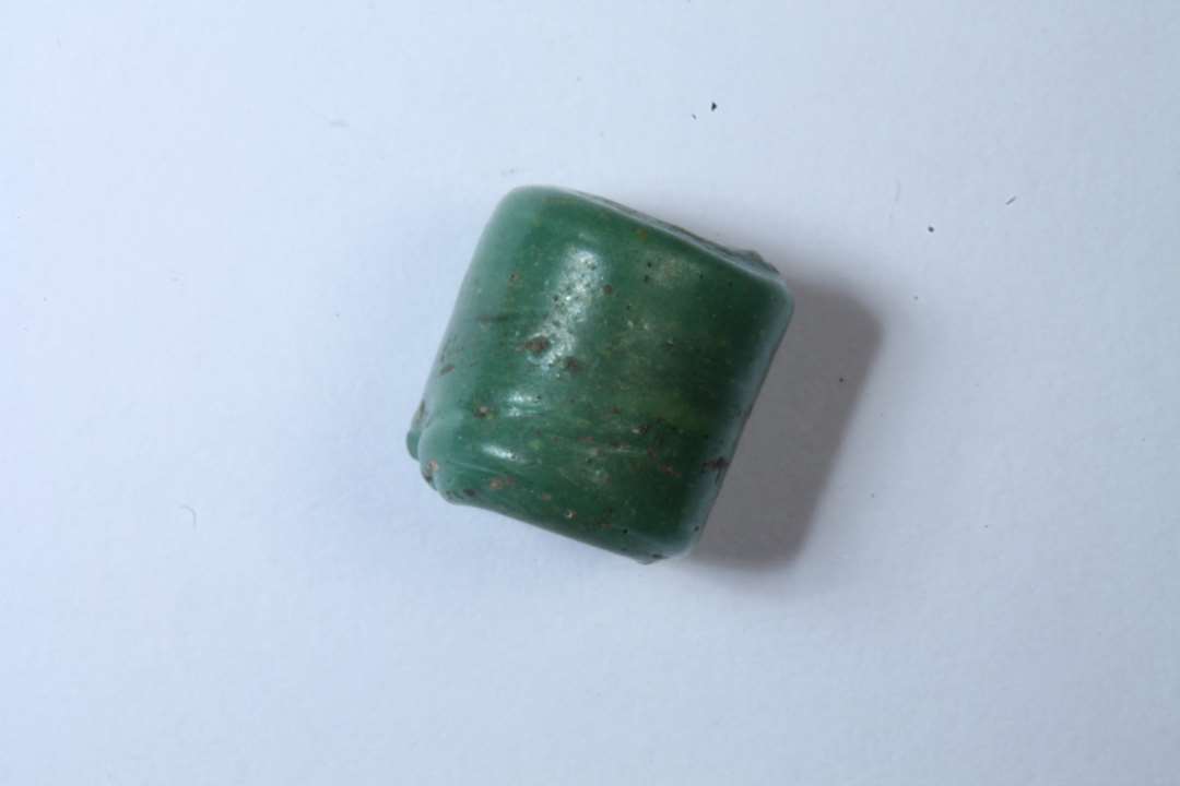 Cylindrisk, hel, gr�n, uigennemsigtig, L�ngde: 0,7 cm.