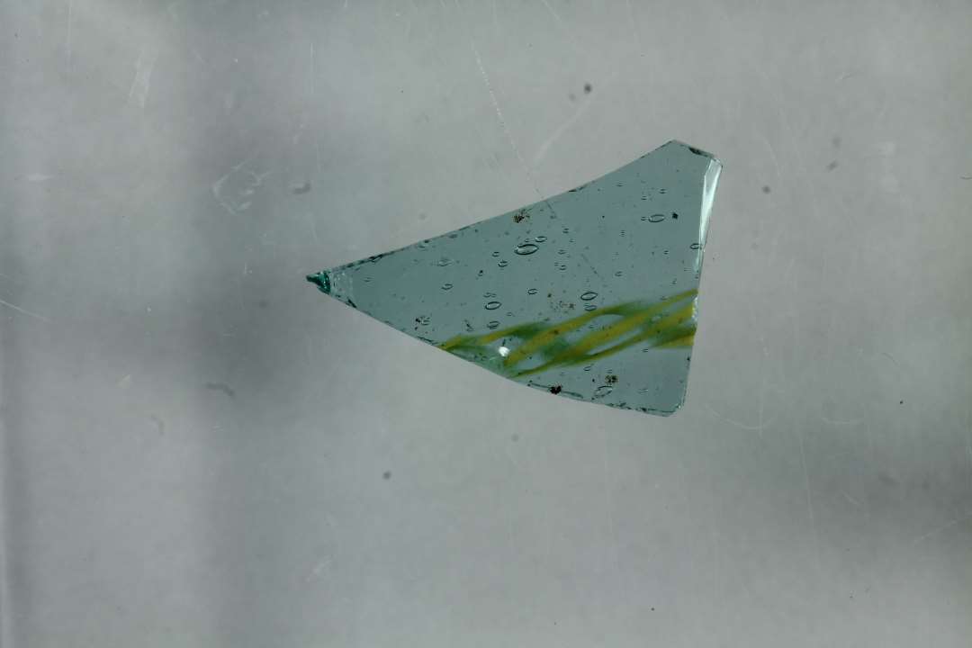 Sidesk�r, tykkelse: 1,35 mm., tragtb�ger, svagt bl� med gul reticella, sk�rstr.: 1,6 cm. En reticellatr�d, Us�dvanlig bl� farve, evt. optikbl�st