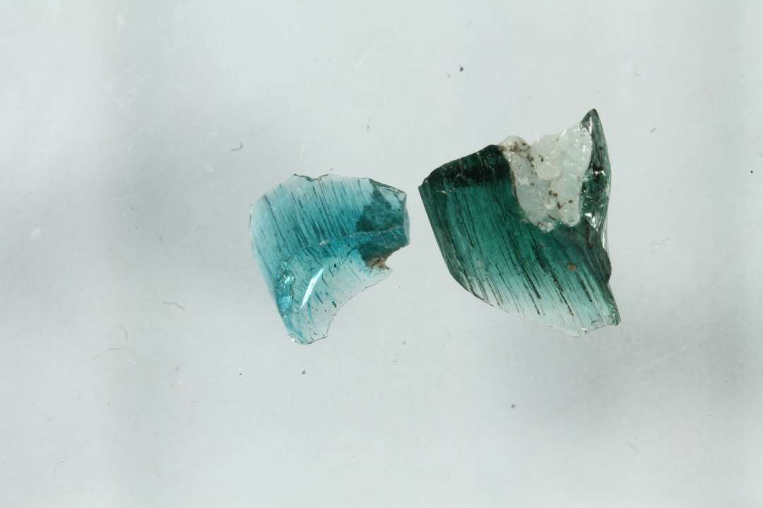 2 stk. splint, gennemsigtig gr�n, en med lidt r�dt glas, begge med aflang struktur