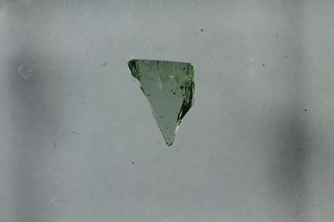 Randsk�r, fortykket. Type d, Tykkelse: 1,40 mm., Glasdiameter: 9 cm.? svagt gr�n, sk�rst�rrelse: 1,0 cm. Randtykkelse: 2,4 mm.