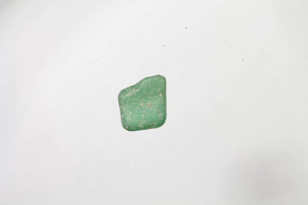 Stump, slidt, halvgennemsigtig gr�n. Nok de slidste rester af en kubisk, cylindrisk perle