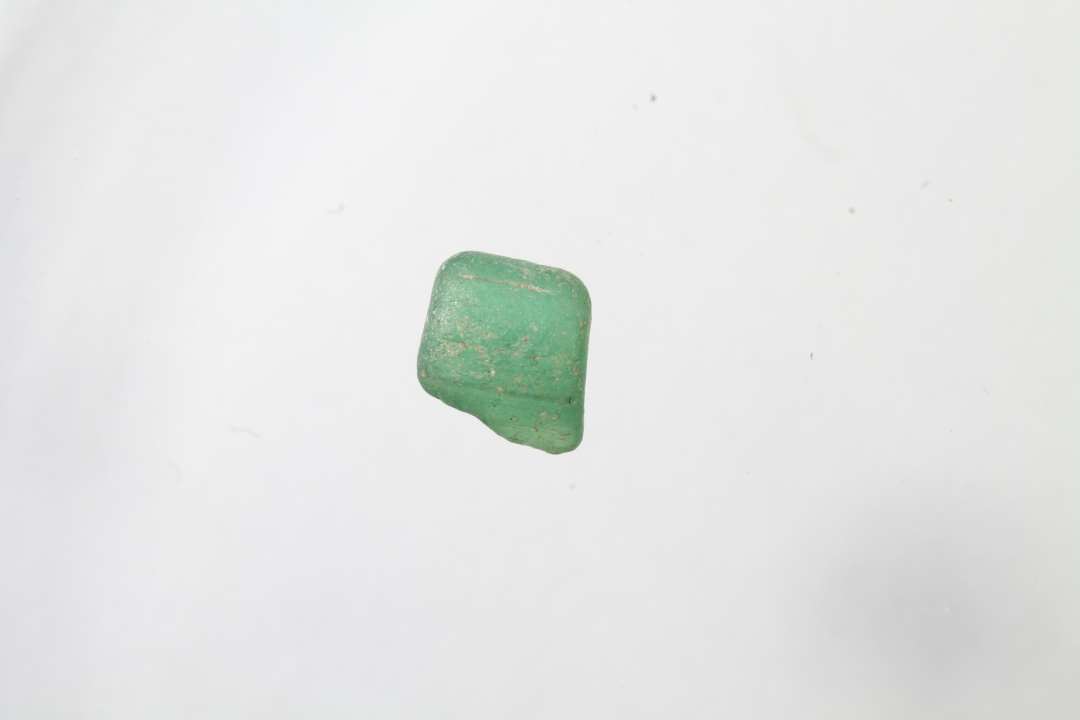 Stump, slidt, halvgennemsigtig gr�n. Nok de slidste rester af en kubisk, cylindrisk perle