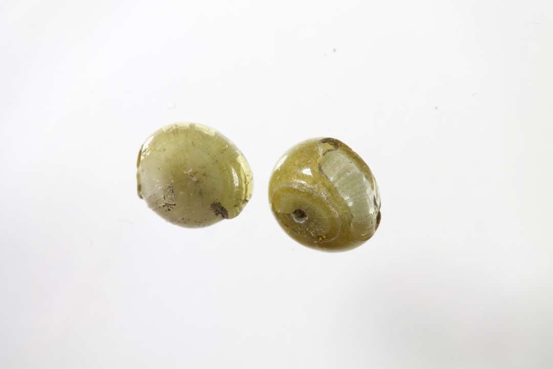 Tre guldsegmenterede, guldfolierede, halvgennemsigtige med 1 segment.