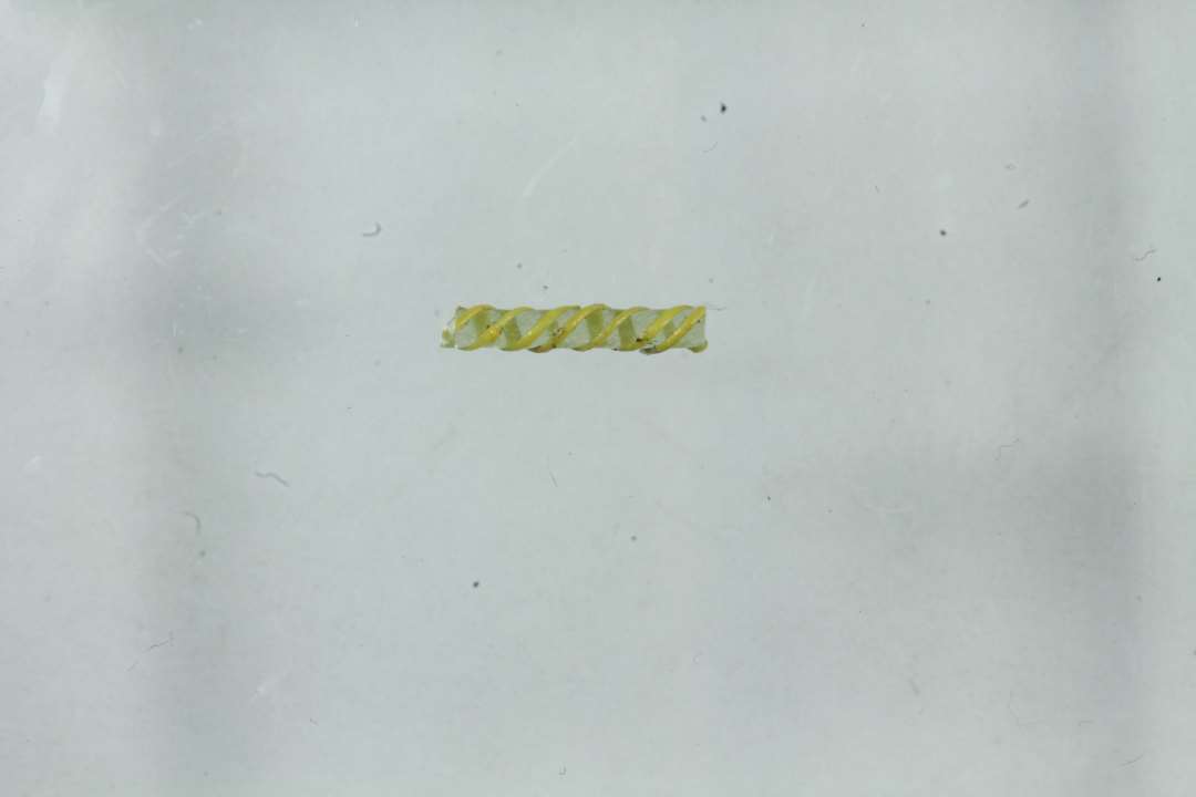 Tr�d, reticella. Klar med gul omviklet tr�d