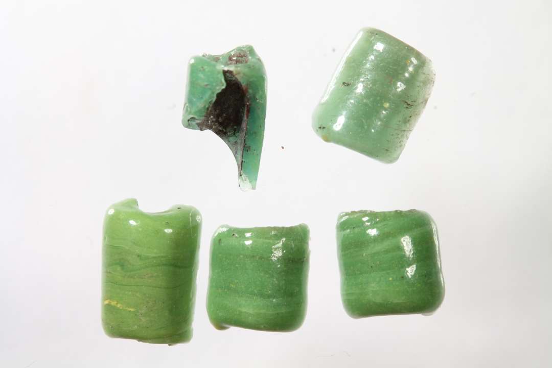 Fem halve cylindriske, uigennemsigtige, gr�nne glasperler. En med lidt r�dt, 1 med lidt gult iblandet