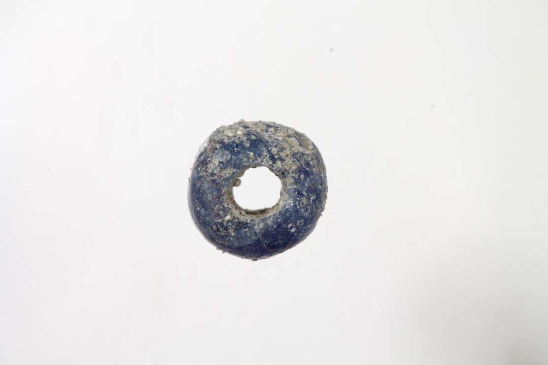 Tre ringformede, gennemsigtige bl� glasperler
